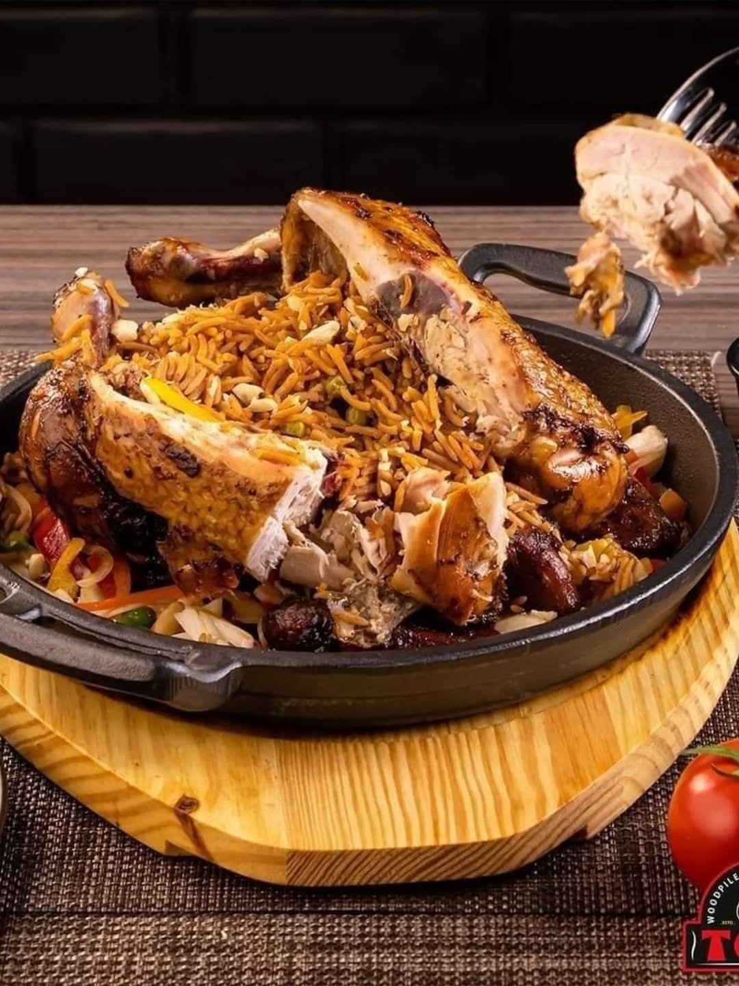 10" Round Cast Iron Grill Skillet with Handles & Wooden Base (1 Skillet)